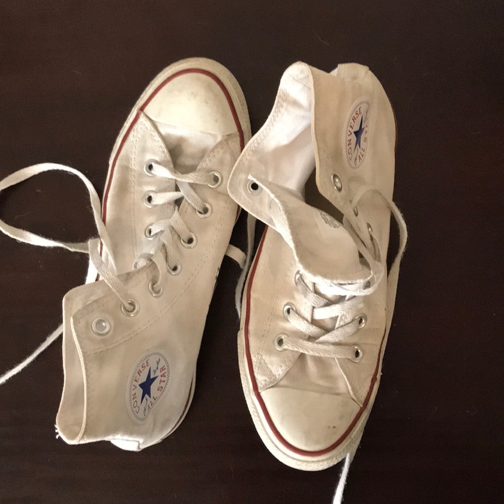 Chuck Taylor White All Star Converse
Size: 6 men’s